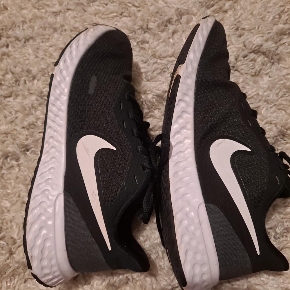 Nike Black and White Jogging Sneakers - Picture 5 of 9